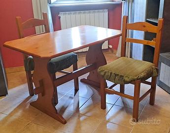 Tavolo in legno più 2 sedie con cuscini