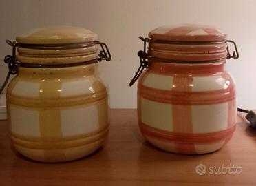 Contenitori di porcellana di zucchero e sale