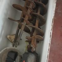 macchina per fare fori nella terra per piantare 