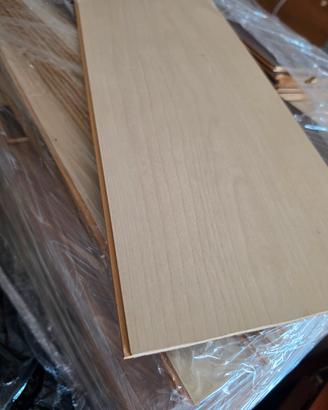 Pavimento laminato chiaro