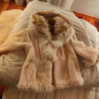 Pelliccia con cappuccio 