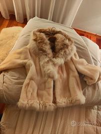 Pelliccia con cappuccio 