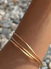 Smarriti tre bracciali rigidi circolari