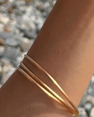 Smarriti tre bracciali rigidi circolari