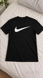 T-shirt Nike nera con logo bianco