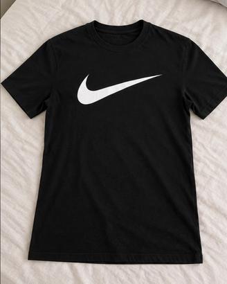 T-shirt Nike nera con logo bianco