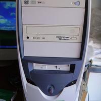 Computer Pentium 4  con accessori