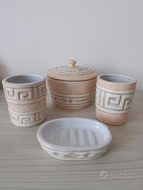 Set di accessori da bagno in ceramica artigianale.