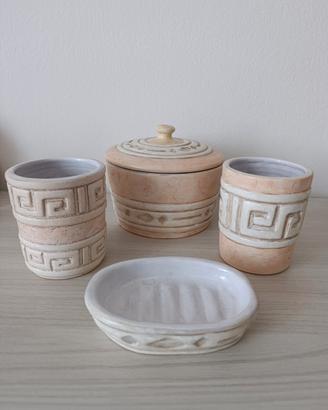 Set di accessori da bagno in ceramica artigianale.