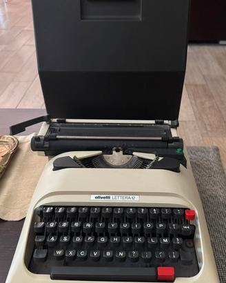 Macchina da scrivere Olivetti lettera 12