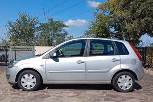 Ford Fiesta 1.2 benzina 5 porte + gomme termiche 
