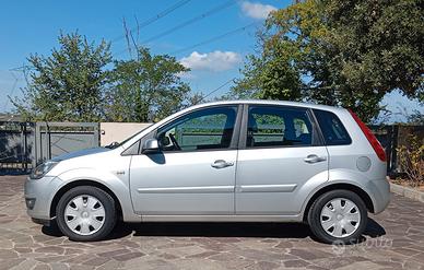 Ford Fiesta 1.2 benzina 5 porte + gomme termiche 
