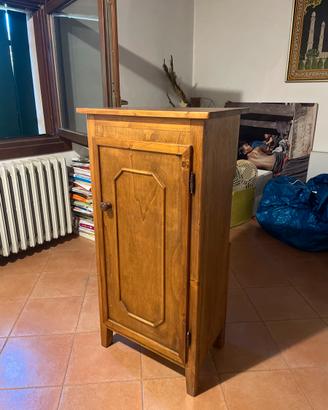 Comodino in legno