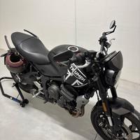 Triumph trident 660 con scarico MIV