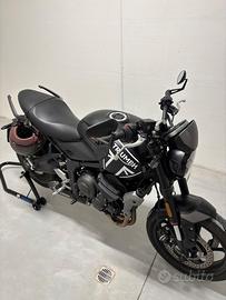 Triumph trident 660 con scarico MIV