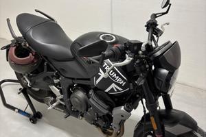 Triumph trident 660 con scarico MIV