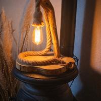 Lampada artigianale in legno e corda – pezzo unico