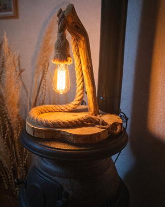 Lampada artigianale in legno e corda – pezzo unico