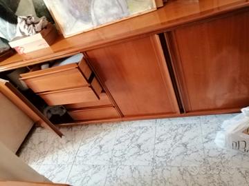 mobile basso piu vetrinetta più libreri di legno