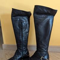 Stivale alto in pelle nera, fibbia dorata, n. 36