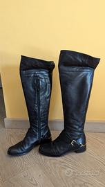 Stivale alto in pelle nera, fibbia dorata, n. 36