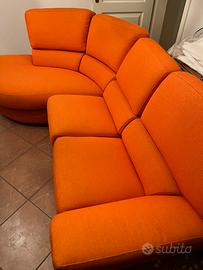 Divano moderno con chaise longue arancione - 250cm