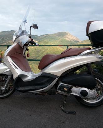 Piaggio Beverly 300 moto scooter
