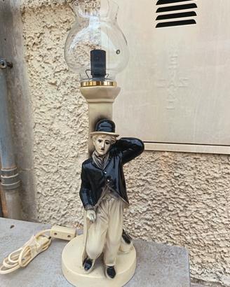 lampada in ceramica raffigura Charlie Chaplin 