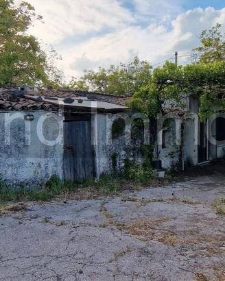 Fabbricati con terreno a Piedimonte Etneo