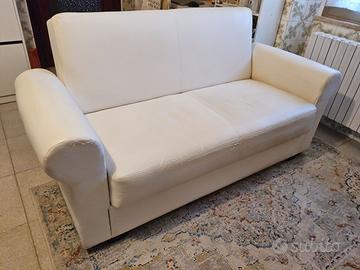 Si regala divano 2 posti con contenitore e letto