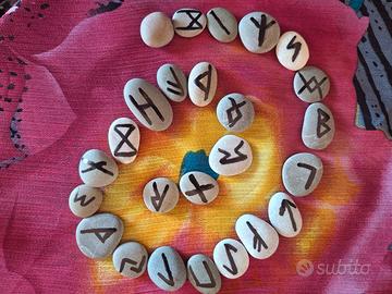 Rune su pietre levigate naturalmente dal mare