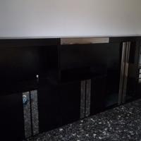 Mobile (credenza) adatto per sala o salotto.