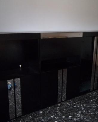 Mobile (credenza) adatto per sala o salotto.