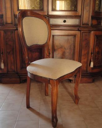 Sedie in legno imbottite con borchie