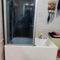 box doccia con vasca fornita di idromassaggio