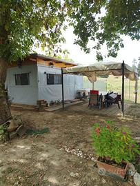 Casetta con roulotte in campeggio
