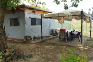 Casetta con roulotte in campeggio