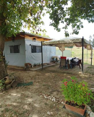 Casetta con roulotte in campeggio