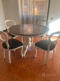 Tavolo tondo con sedie