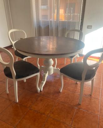 Tavolo tondo con sedie