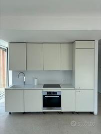 Cucina Euromobil bianca con elettrodomestici