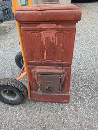 Antica stufa in terracotta rossa