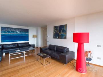 Villa di 300 m² con più di 5 locali e box auto a R