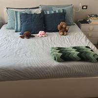 Letto matrimoniale e comodini