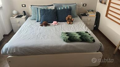 Letto matrimoniale e comodini