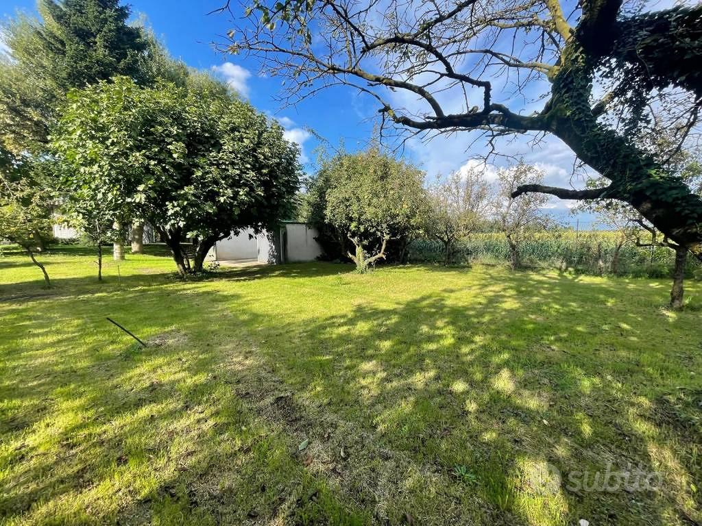Terreno di 665 m² a Villa Cortese - Altro