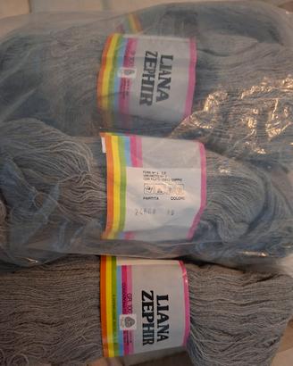 Pura  lana vergine grigia in matasse