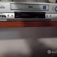 Videoregistratore con 166 videocassette