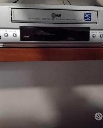 Videoregistratore con 166 videocassette