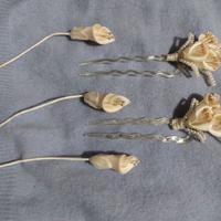 Forcine e fiori calle per acconciatura sposa 